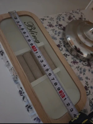 Smyckeslåda med glaslock 'Bling' - Snygg smyckeslåda med träkant och glaslock med texten 'Bling'. Perfekt för ringar och småsmycken, med mjuka fack inuti. Lådan är ca 25 cm lång och 10 cm bred. Stilren design som passar på sminkbordet eller i garderoben.