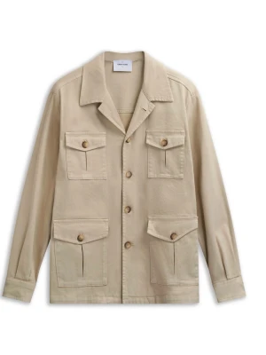 Gran Sasso overshirt  - Stilren beige overshirt jacka från Gran Sasso med fyra stora fickor framtill och knappar. Tillverkad i bomull med klassisk krage och lång ärm. Perfekt för lager på lager och enkel att matcha med olika outfits. Storlek 46, gjord i Italien, nypris runt 4500kr
