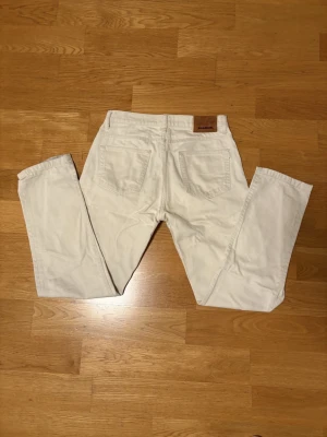 Vita Woodbird jeans - Snygga jeans med Storlek: W30 L32