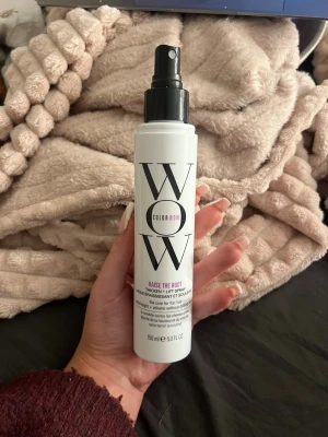 Color Wow Raise The Root spray - Volymgivande spray för håret från Color Wow. Raise The Root ger lyft och fyllighet vid rötterna utan att tynga ner. Kommer i en vit plastflaska med svart spraymunstycke, 150 ml. Locket har försvunnit 🤣