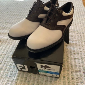 Nya Footjoy AQL golfskor - Nya och oanvända! Säljer dessa fina Footjoy AQL golfskorna. Hör gärna av dig vid frågor:)