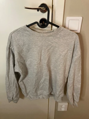 Grå hoodie - Säljer denna ljusgråa tröjan från lager 157 i storlek 160.