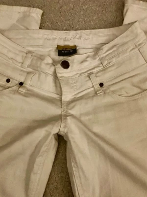 Vita lowwaist bootcut jeans - Superfina och unika jeans med detaljer på fickorna. Perfekt till sommaren❤️❤️