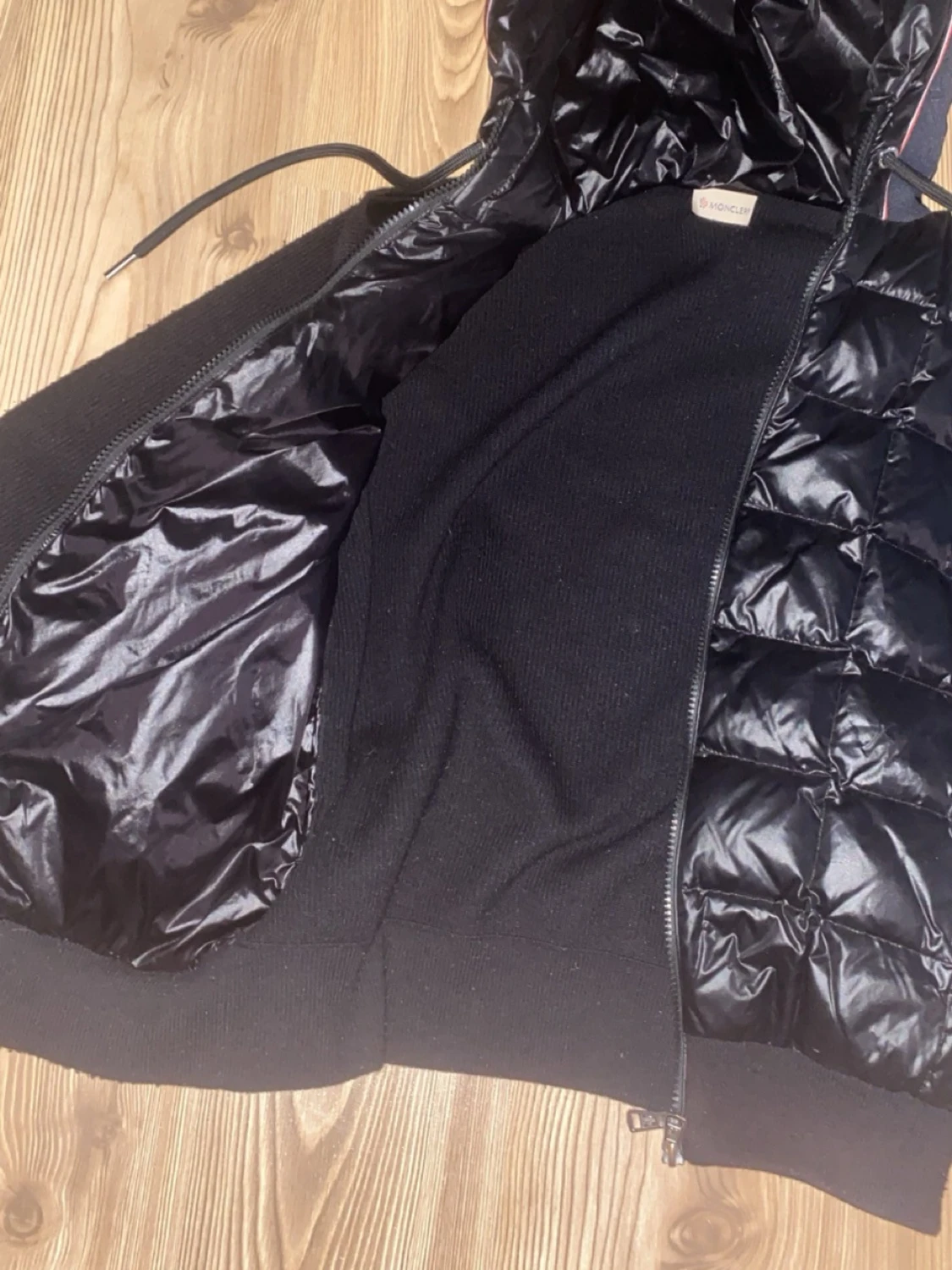 Svart dunjacka med huva från Moncler - 5