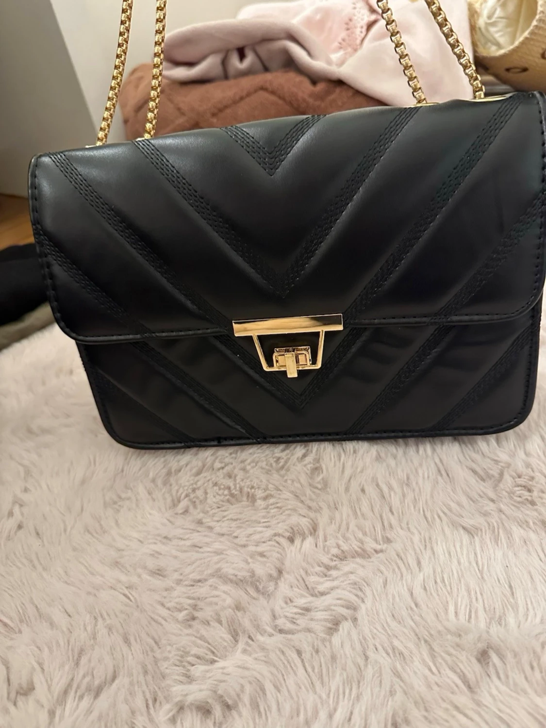 Svart quiltad handväska med guldkedja - 1