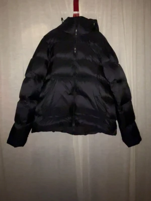 Daryl Down Jacket, J.Lindeberg - Säljer nu min vinterjacka då jag ska köpa en ny. Har haft i 1 år men har aldrig använt den  Nyskick (inga tecken på slitage alls)  Otroligt skön att ha på sig  Säljer för att jag valde fel storlek och ska köpa en annan