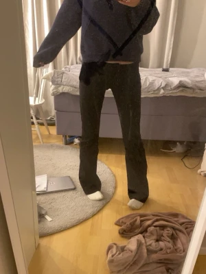 Kostymbyxor från Bikbok  - Kostymbyxor från Bikbok, lågmidjade. De har sina små skavanker därav priset, skriv för frågor eller fler bilder. Insydda i låren så de är lite mer ”flare”.