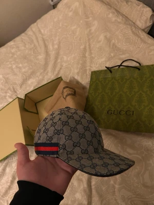 Canvas blå gg keps - Canvas blå gg keps. Aldrig använd. Box, dustbag och påse kommer med. Gammla modellen (lappen åt sidan). Hör av er om ni har några frågor🤗