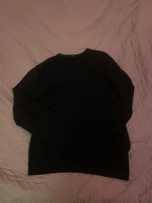 Svart stickad långärmad tröja från Uniqlo - En snygg stickad tröja från uniqlo i bra skick i size M.