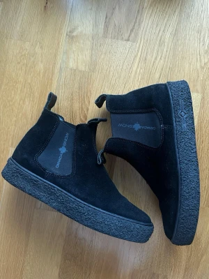 Canada Snow Mount Verm - Vinterskor i mocka från Canada Snow. Använda ett fåtal gånger och är därav i mycket gott skick. Både foder och innersula innehåller ull. 