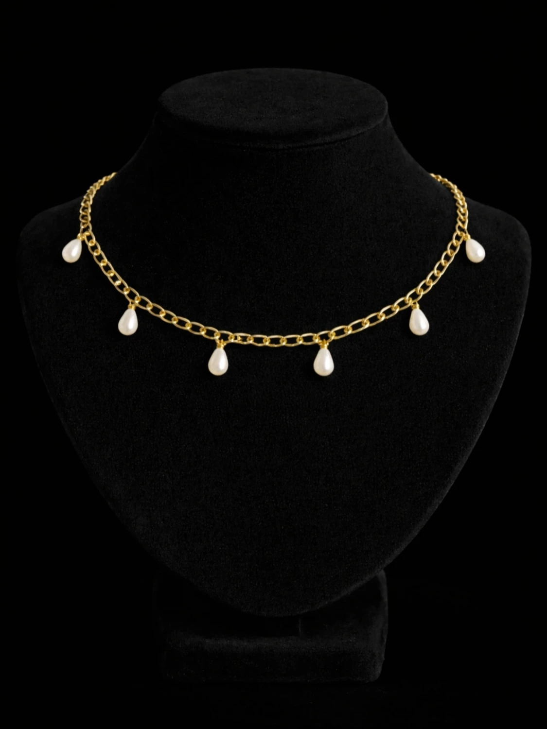 Guldfärgat halsband med pärlhängen