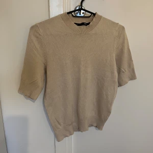 Beige stickad tröja med kort ärm - Super fin tröja från lager 157!!