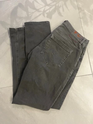Dondup George  - Snygga grå jeans från dondup. Storlek: 34. Modell: George Slim fit