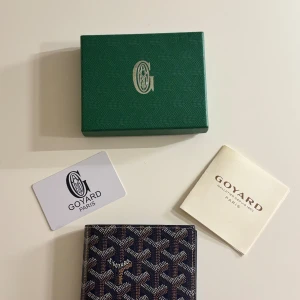 Blå plånbok  - Tjena, säljer Dena stilrena blåa Goy**ard plånbok. Kvalité 10/10✨skriv vid någon fondering. Priset är inte hugget i sten😀