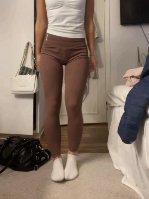 Dfyne tights - Dfyne tights köpta på vinted, men var tyvärr lite för stora. Storlek S. Ljusbrun/beige färg. Knappt använda av mig och oanvända av tidigare säljare.