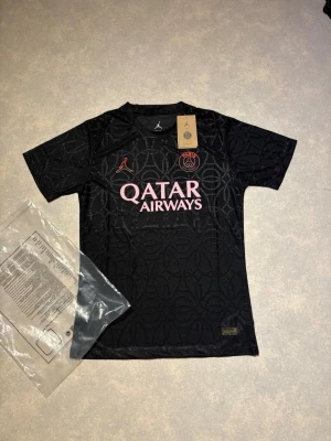 Svart PSG x Jordan matchtröja - Det kan aldrig gå fel med en PSG tröja som är så snygg och perfekt, hör av er vid fler frågor🤝