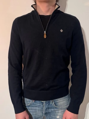 Stickad Morris Halfzip tröja - | Skick: 9/10 | Färg: Marinblå och beige/brun | Modell: 175cm, 68kg | Vaf inkluderas: Enbart tröjan | Nypris: 1 899kr |