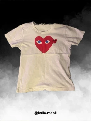 CDG T-shirt - Säljer denna riktigt snygga CDG tisha. Endast använd 3 gånger. Den är i storlek S men sitter snarare som en XS. 