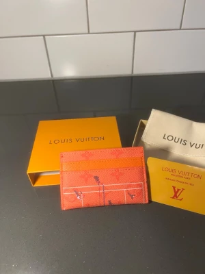 Korthållare  - Jätte exklusiv korthållare, helt ny och oanvänd, allt som visas i bilden medföljer, skickas inom 24 timmar, har även andra färger och modeller i min profil