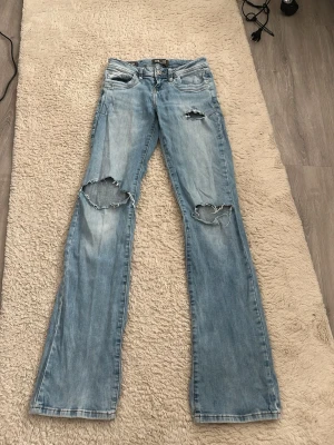 Ljusblå bootcut jeans från LTB - Snygga lågmidjade ljusblå jeans från LTB i modellen VALERIE. Jeansen har bootcut passform och jag har gjort hålen själv! 💕 säljer då de inte kommer till användning längre! Storlek 25/34 men passar mig som har 27/34! Skriv för mått