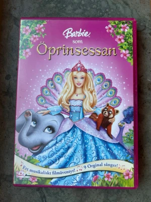 Barbie som öprinsessan dvd - Barbie som Öprinsessan på DVD.   Innehåller även bonusmaterial som karaoke klubb och musikvideo.  Finns på språk: Svenska, Engelska, Finska    OBS!! skivorna är begagnade så det kan förekomma repor/hairlines på skivorna, men då jag kollar igenom alla filmer jag säljer garanterar jag att alla funkar felfritt om inget annat står! :)