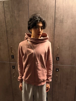 RICK OWENS zip up hoodie  - Rick owen’s hoodie zip up nästan helt ny pojken på bilden är 180+~ och 69 kilo 