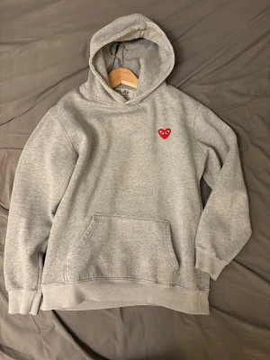 CDG hoodie - Clean, ljusgrå CDG hoodie i storlek S!