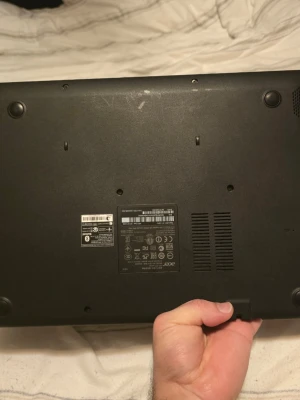 Svart Acer laptop med stilren design - Säljer en svart bärbar dator från Acer med stilren och enkel design. Locket har en matt finish och Acer-loggan. Den är fulfungerande. Bara mus toch som inte vill funka men ni kan få me mus och laddre följer med.