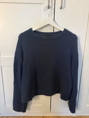 Stickad tröja - Mysig mörkblå stickad tröja med rund halsringning. Storlek M