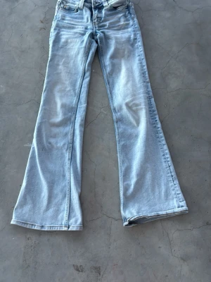 Weekday ljusblå jeans - Jag säljer ett par jätte fina ljusblåa weekday jenas som nu är lite för små! De är nästan helt nya och är i jätte bra skick❤️❤️