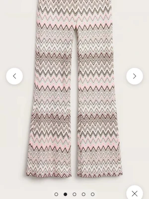 Mönstrade byxor med zigzag-mönster - Säljer ett par snygga leggings med zigzag-mönster. köpta från kappahl för 300kr. byxorna är nästan aldrig använda och slut på hemsidan. skriv för fler frågor eller funderingar 