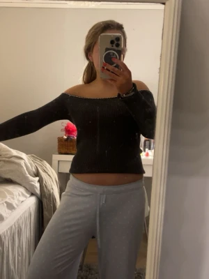 Jättefin tröja  - Jättefin tröja med nitar !!! Den är ribbad i materialet