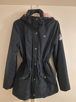 Marinblå jacka från Hampton Republic - Fin jacka från Hampton Republic. Sparsamt använd. Storlek 164 vilket motsvarar ca XS. 