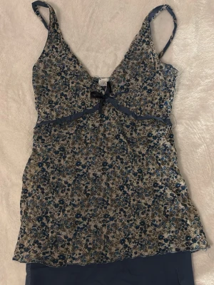Blommig blå topp - Säljer en superfin topp/linne:) Väldigt snygg till jeans eller jeanskjol! Passar XS-M. Bra sommar-och festtopp. 