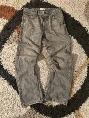 Bootcut Jeans remade - Säljer dessa omsydda bootcuts då det ej passar mig!😄  Vid mått och övriga frågor hör av er!  Storlek: W29 32L  Laid out liggandes.        •	Längd (utsidan): 101 cm 	•	Midja: 38 cm 	•	Nedre bredd (vid benslutet): 21-22 cm  Kondition: 8/10  Fraktar samma dag eller dagen efter✅  swag rap streetwear baggy vintage skate hiphop y2k affliction archive underground avant garde japan style OG 2000s flared washed affliction jeans drip oldmoney denim