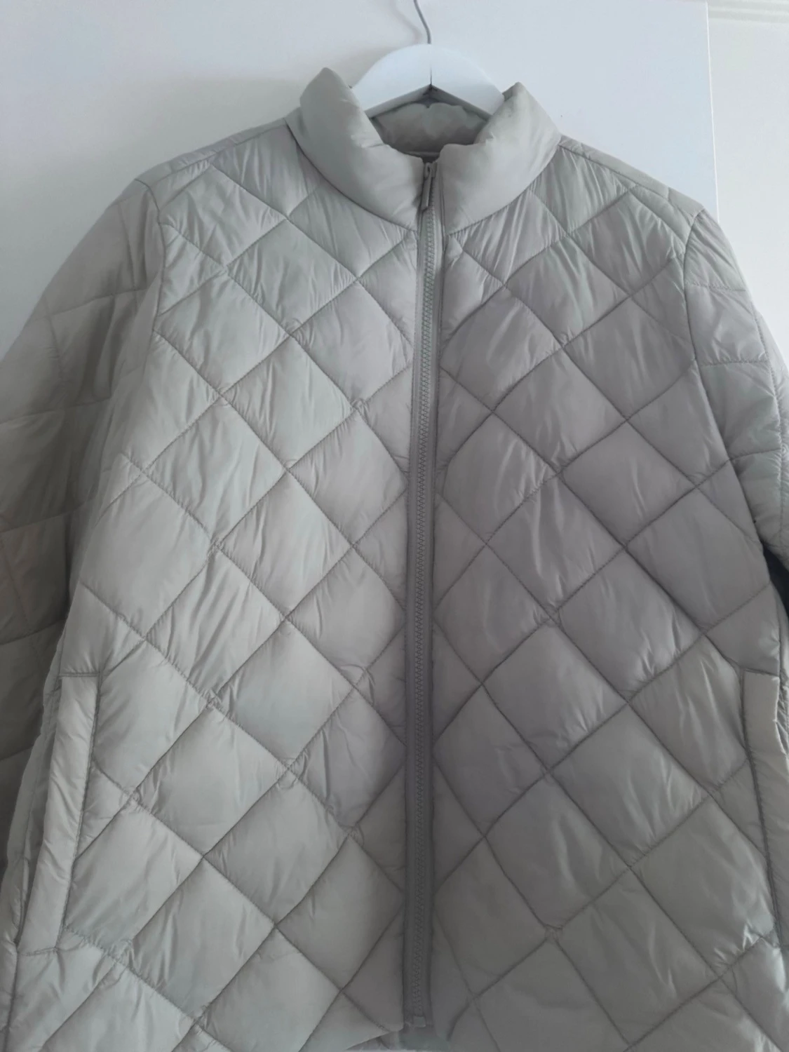 Ljusgrå eller beige quiltad pufferjacka - 3