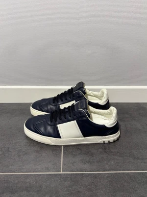 Valentino flycrew - Valentino flycrew navy, storlek 41,5 passar 42,5, skick 9/10 alla nitar på platts, endast skor medföljer vid köp, vid funderingar hör av er. 