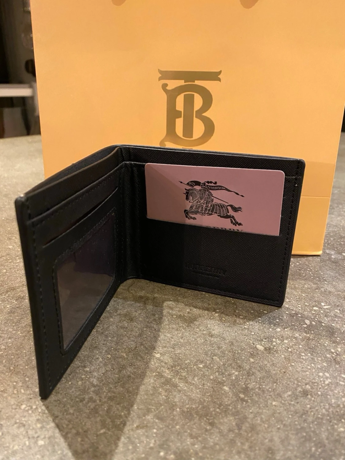 Säljer en plånbok.  - 1