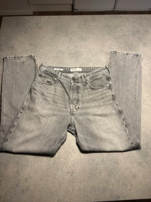 Grå Jack&Jones Chris/loose jeans - Säljer ett par grå Jack&Jones jeans med loose passform och fem fickor. Jeansen har knappgylf och är tillverkade i slitstark bomullsdenim. I storlek 28/30.