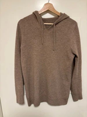 Kaschmir hoodie - Schysst kashmir hoodie i ljusbrun färg Storlek M Utmärkt skick, inga skador