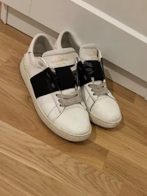 valentino skor  - ett par snygga valentino skor. tecken på användning finns. sulan är inte hel 