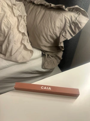 CAIA brun läppenna - Snygg oöppnad  läppenna från CAIA i färgen Nougat.
