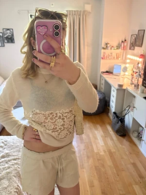 Beiga linneshorts med resårmidja - Snygga beiga shorts i linne med avslappnad passform och resår i midjan. Perfekta för varma dagar och enkla att matcha med olika toppar. Shortsen har en enkel design utan synliga detaljer eller mönster.