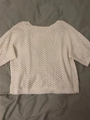 Vit stickad tröja från Kappahl - Säljer en vit stickad tröja från Kappahl i storlek XS. Trekvart ärmar och boatneck