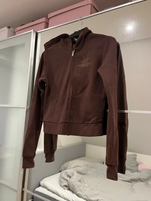 Brun hoddie - Sitter fint på kroppen och väldigt mjuk! Passar även mig som är S-M. Prisförslag accepteras✨