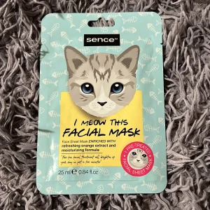 Sence ansiktsmask katt - Söt ansiktsmask i arkformat med kattmotiv från Sence. Masken är berikad med uppfriskande apelsinextrakt och återfuktande formula. Förpackningen är ljusblå med fiskbensmönster och innehåller 25 ml. Perfekt för en snabb och rolig hudvårdsrutin.