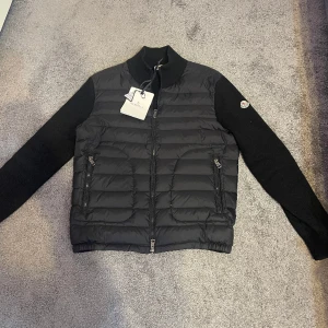 Moncler cardigan - Moncler cardigan i storlek L 8/10 skick helt fint Riktigt  stilren och passar till allt! Perfekt plagg nu till våren!pris kan diakuteras