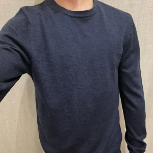 Mörkblå merinoullströja Dressmann S - Snygg mörkblå tröja från Dressmann i mjuk merinoull. Klassisk rund halsringning och långa ärmar. Perfekt för dig som gillar stilrena och bekväma plagg. Passar lika bra till jeans som till chinos. Skickar inom 1-2 dagar🙌. Svarar snabbt så tveka inte på att höra av er vid frågor och funderingar😄kom gärna med prisförslag så kan vi säkert lösa något som funkar för båda😄