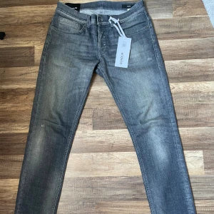Dondup - Säljer dessa grå dondup George i storlek 32 Jeansen är stretchiga med slim passform.  Jag har använt dem några fåtal gånger och tvättat dem 2-3 gånger.  Hör av dig vid frågor💫