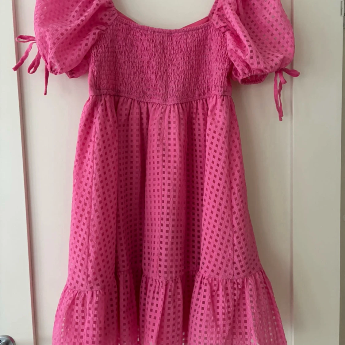 Rosa klänning med puffärmar - 1